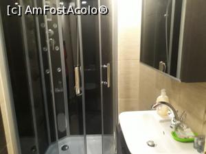 [P11] Baia și tocmai ce vă spuneam, dulapul de deasupra chiuvetei foarte prost amplasat.  » foto by Aurici
 - 
<span class="allrVoted glyphicon glyphicon-heart hidden" id="av1066321"></span>
<a class="m-l-10 hidden" id="sv1066321" onclick="voting_Foto_DelVot(,1066321,25059)" role="button">șterge vot <span class="glyphicon glyphicon-remove"></span></a>
<a id="v91066321" class=" c-red"  onclick="voting_Foto_SetVot(1066321)" role="button"><span class="glyphicon glyphicon-heart-empty"></span> <b>LIKE</b> = Votează poza</a> <img class="hidden"  id="f1066321W9" src="/imagini/loader.gif" border="0" /><span class="AjErrMes hidden" id="e1066321ErM"></span>
