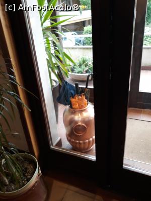 [P26] un vas cu umbrele la iesirea din hotel » foto by adrianbogdan
 - 
<span class="allrVoted glyphicon glyphicon-heart hidden" id="av1076225"></span>
<a class="m-l-10 hidden" id="sv1076225" onclick="voting_Foto_DelVot(,1076225,25219)" role="button">șterge vot <span class="glyphicon glyphicon-remove"></span></a>
<a id="v91076225" class=" c-red"  onclick="voting_Foto_SetVot(1076225)" role="button"><span class="glyphicon glyphicon-heart-empty"></span> <b>LIKE</b> = Votează poza</a> <img class="hidden"  id="f1076225W9" src="/imagini/loader.gif" border="0" /><span class="AjErrMes hidden" id="e1076225ErM"></span>