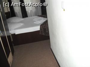 [P32] Camera de lângă recepție. Asta și cealaltă au vedere spre stradă și ferestre.  » foto by Zoazore
 - 
<span class="allrVoted glyphicon glyphicon-heart hidden" id="av1081853"></span>
<a class="m-l-10 hidden" id="sv1081853" onclick="voting_Foto_DelVot(,1081853,25302)" role="button">șterge vot <span class="glyphicon glyphicon-remove"></span></a>
<a id="v91081853" class=" c-red"  onclick="voting_Foto_SetVot(1081853)" role="button"><span class="glyphicon glyphicon-heart-empty"></span> <b>LIKE</b> = Votează poza</a> <img class="hidden"  id="f1081853W9" src="/imagini/loader.gif" border="0" /><span class="AjErrMes hidden" id="e1081853ErM"></span>