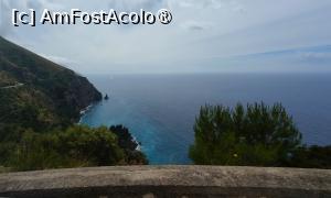 [P27] Positano 2026, pe drum în autocar; la baza promontoriului din zare, o stâncă asemănătoare unui moai » foto by Dragoș_MD
 - 
<span class="allrVoted glyphicon glyphicon-heart hidden" id="av1529702"></span>
<a class="m-l-10 hidden" id="sv1529702" onclick="voting_Foto_DelVot(,1529702,25401)" role="button">șterge vot <span class="glyphicon glyphicon-remove"></span></a>
<a id="v91529702" class=" c-red"  onclick="voting_Foto_SetVot(1529702)" role="button"><span class="glyphicon glyphicon-heart-empty"></span> <b>LIKE</b> = Votează poza</a> <img class="hidden"  id="f1529702W9" src="/imagini/loader.gif" border="0" /><span class="AjErrMes hidden" id="e1529702ErM"></span>