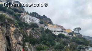 [P22] Ne-am plimbat pe malul marii, indreptandu-ne in directia opusa turnului, spre locul care gazduieste in serile de vara, „Music on the Rocks”, un club intr-o pestera naturala, accesul fiind posibil doar oaspetilor cazati in hotelurile din Positano, cu rezervare prealabila obligatorie. » foto by geani anto
 - 
<span class="allrVoted glyphicon glyphicon-heart hidden" id="av1411702"></span>
<a class="m-l-10 hidden" id="sv1411702" onclick="voting_Foto_DelVot(,1411702,25401)" role="button">șterge vot <span class="glyphicon glyphicon-remove"></span></a>
<a id="v91411702" class=" c-red"  onclick="voting_Foto_SetVot(1411702)" role="button"><span class="glyphicon glyphicon-heart-empty"></span> <b>LIKE</b> = Votează poza</a> <img class="hidden"  id="f1411702W9" src="/imagini/loader.gif" border="0" /><span class="AjErrMes hidden" id="e1411702ErM"></span>