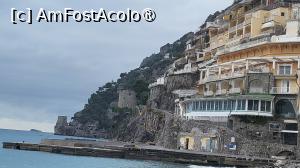 [P26] Situat pe o stanca, am surprins un turn circular Torre Trasita, parte a sistemului defensiv construit in Evul Mediu pentru a apara intreaga Coasta Amalfi impotriva piratilor. Primele informatii despre turnul de veghe dateaza din secolul al XVI-lea, perioada viceregilor din Napoli. In 1817, turnul a fost scos la vanzare si din acel moment a devenit proprietate privata. In ultimii ani, Torre Trasita a suferit diverse transformari, iar acum este o pensiune superba, cu incaperi foarte luminoase si decorate cu placi ceramice viu colorate. » foto by geani anto
 - 
<span class="allrVoted glyphicon glyphicon-heart hidden" id="av1411706"></span>
<a class="m-l-10 hidden" id="sv1411706" onclick="voting_Foto_DelVot(,1411706,25401)" role="button">șterge vot <span class="glyphicon glyphicon-remove"></span></a>
<a id="v91411706" class=" c-red"  onclick="voting_Foto_SetVot(1411706)" role="button"><span class="glyphicon glyphicon-heart-empty"></span> <b>LIKE</b> = Votează poza</a> <img class="hidden"  id="f1411706W9" src="/imagini/loader.gif" border="0" /><span class="AjErrMes hidden" id="e1411706ErM"></span>