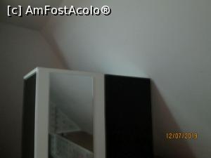 [P17] Dulapul. Are oglindă! Am pozat așa, că poate vedeți voi ferestre și balcoane!  » foto by Zoazore
 - 
<span class="allrVoted glyphicon glyphicon-heart hidden" id="av1087917"></span>
<a class="m-l-10 hidden" id="sv1087917" onclick="voting_Foto_DelVot(,1087917,25409)" role="button">șterge vot <span class="glyphicon glyphicon-remove"></span></a>
<a id="v91087917" class=" c-red"  onclick="voting_Foto_SetVot(1087917)" role="button"><span class="glyphicon glyphicon-heart-empty"></span> <b>LIKE</b> = Votează poza</a> <img class="hidden"  id="f1087917W9" src="/imagini/loader.gif" border="0" /><span class="AjErrMes hidden" id="e1087917ErM"></span>