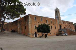 [P59] Creta, Peninsula Akrotiri, Moni Agia Triada Tzagaroli pare o cetate dreptunghiulară, în stânga se vede ușa de la Expoziție.... » foto by mprofeanu
 - 
<span class="allrVoted glyphicon glyphicon-heart hidden" id="av1276357"></span>
<a class="m-l-10 hidden" id="sv1276357" onclick="voting_Foto_DelVot(,1276357,25424)" role="button">șterge vot <span class="glyphicon glyphicon-remove"></span></a>
<a id="v91276357" class=" c-red"  onclick="voting_Foto_SetVot(1276357)" role="button"><span class="glyphicon glyphicon-heart-empty"></span> <b>LIKE</b> = Votează poza</a> <img class="hidden"  id="f1276357W9" src="/imagini/loader.gif" border="0" /><span class="AjErrMes hidden" id="e1276357ErM"></span>