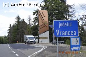 [P01] Înainte de granița dintre județe, am văzut doi pui de urs în drum care, cerșeau, de mîncare!  » foto by KSV
 - 
<span class="allrVoted glyphicon glyphicon-heart hidden" id="av1097777"></span>
<a class="m-l-10 hidden" id="sv1097777" onclick="voting_Foto_DelVot(,1097777,25560)" role="button">șterge vot <span class="glyphicon glyphicon-remove"></span></a>
<a id="v91097777" class=" c-red"  onclick="voting_Foto_SetVot(1097777)" role="button"><span class="glyphicon glyphicon-heart-empty"></span> <b>LIKE</b> = Votează poza</a> <img class="hidden"  id="f1097777W9" src="/imagini/loader.gif" border="0" /><span class="AjErrMes hidden" id="e1097777ErM"></span>