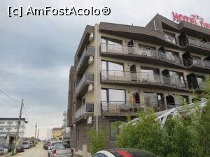 [P22] Hotelul și strada B1 spre mare.  » foto by tata123 🔱
 - 
<span class="allrVoted glyphicon glyphicon-heart hidden" id="av1097869"></span>
<a class="m-l-10 hidden" id="sv1097869" onclick="voting_Foto_DelVot(,1097869,25561)" role="button">șterge vot <span class="glyphicon glyphicon-remove"></span></a>
<a id="v91097869" class=" c-red"  onclick="voting_Foto_SetVot(1097869)" role="button"><span class="glyphicon glyphicon-heart-empty"></span> <b>LIKE</b> = Votează poza</a> <img class="hidden"  id="f1097869W9" src="/imagini/loader.gif" border="0" /><span class="AjErrMes hidden" id="e1097869ErM"></span>