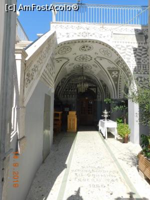 [P34] Intrarea în biserica centrală din Pyrgi » foto by irinad
 - 
<span class="allrVoted glyphicon glyphicon-heart hidden" id="av1122765"></span>
<a class="m-l-10 hidden" id="sv1122765" onclick="voting_Foto_DelVot(,1122765,25741)" role="button">șterge vot <span class="glyphicon glyphicon-remove"></span></a>
<a id="v91122765" class=" c-red"  onclick="voting_Foto_SetVot(1122765)" role="button"><span class="glyphicon glyphicon-heart-empty"></span> <b>LIKE</b> = Votează poza</a> <img class="hidden"  id="f1122765W9" src="/imagini/loader.gif" border="0" /><span class="AjErrMes hidden" id="e1122765ErM"></span>