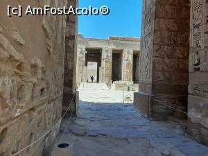 [P31] Medinet Hahu spre curtea interioara unde se spune ca este si fereastra aparitiilor, o fereastra la care Ramses III se arata supusilor » foto by roth
 - 
<span class="allrVoted glyphicon glyphicon-heart hidden" id="av1221376"></span>
<a class="m-l-10 hidden" id="sv1221376" onclick="voting_Foto_DelVot(,1221376,25858)" role="button">șterge vot <span class="glyphicon glyphicon-remove"></span></a>
<a id="v91221376" class=" c-red"  onclick="voting_Foto_SetVot(1221376)" role="button"><span class="glyphicon glyphicon-heart-empty"></span> <b>LIKE</b> = Votează poza</a> <img class="hidden"  id="f1221376W9" src="/imagini/loader.gif" border="0" /><span class="AjErrMes hidden" id="e1221376ErM"></span>