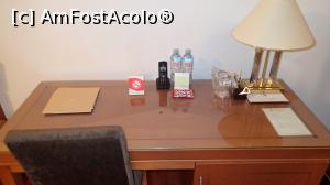 [P22] A Hoteli - Izvor Hotel - camera mare, biroul cu ceva produse de bun-venit și un telefon » foto by Dragoș_MD
 - 
<span class="allrVoted glyphicon glyphicon-heart hidden" id="av1127789"></span>
<a class="m-l-10 hidden" id="sv1127789" onclick="voting_Foto_DelVot(,1127789,25884)" role="button">șterge vot <span class="glyphicon glyphicon-remove"></span></a>
<a id="v91127789" class=" c-red"  onclick="voting_Foto_SetVot(1127789)" role="button"><span class="glyphicon glyphicon-heart-empty"></span> <b>LIKE</b> = Votează poza</a> <img class="hidden"  id="f1127789W9" src="/imagini/loader.gif" border="0" /><span class="AjErrMes hidden" id="e1127789ErM"></span>