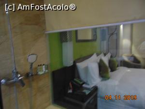 [P05] in baie cu vedere spre camera prin geam » foto by Yolanda
 - 
<span class="allrVoted glyphicon glyphicon-heart hidden" id="av1129080"></span>
<a class="m-l-10 hidden" id="sv1129080" onclick="voting_Foto_DelVot(,1129080,25945)" role="button">șterge vot <span class="glyphicon glyphicon-remove"></span></a>
<a id="v91129080" class=" c-red"  onclick="voting_Foto_SetVot(1129080)" role="button"><span class="glyphicon glyphicon-heart-empty"></span> <b>LIKE</b> = Votează poza</a> <img class="hidden"  id="f1129080W9" src="/imagini/loader.gif" border="0" /><span class="AjErrMes hidden" id="e1129080ErM"></span>