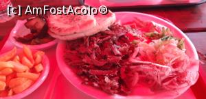 [P52] un meniu la 49 sekeli din cate retin, cam prea generos pentru o singura persoana. <p> Se pot lua si aleator nu doar meniuri fixe » foto by roth <span class="label label-default labelC_thin small">NEVOTABILĂ</span>