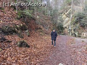 P09 [DEC-2022] Cascada Pruncea de pe Râul Cașoca – cascada încă nu se vedea, fiind ascunsă privirilor noastre, în stânga