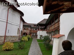 [P04] La intrarea în mănăstirea Sărăcinești - în fundal și lateral se observă chiliile » foto by Daisy Petal
 - 
<span class="allrVoted glyphicon glyphicon-heart hidden" id="av1153492"></span>
<a class="m-l-10 hidden" id="sv1153492" onclick="voting_Foto_DelVot(,1153492,26241)" role="button">șterge vot <span class="glyphicon glyphicon-remove"></span></a>
<a id="v91153492" class=" c-red"  onclick="voting_Foto_SetVot(1153492)" role="button"><span class="glyphicon glyphicon-heart-empty"></span> <b>LIKE</b> = Votează poza</a> <img class="hidden"  id="f1153492W9" src="/imagini/loader.gif" border="0" /><span class="AjErrMes hidden" id="e1153492ErM"></span>