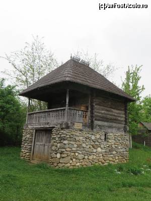 [P10] Odaie de haine - aparține gospodăriei din Cârligei.  » foto by tata123 🔱
 - 
<span class="allrVoted glyphicon glyphicon-heart hidden" id="av657133"></span>
<a class="m-l-10 hidden" id="sv657133" onclick="voting_Foto_DelVot(,657133,26290)" role="button">șterge vot <span class="glyphicon glyphicon-remove"></span></a>
<a id="v9657133" class=" c-red"  onclick="voting_Foto_SetVot(657133)" role="button"><span class="glyphicon glyphicon-heart-empty"></span> <b>LIKE</b> = Votează poza</a> <img class="hidden"  id="f657133W9" src="/imagini/loader.gif" border="0" /><span class="AjErrMes hidden" id="e657133ErM"></span>