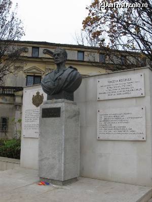 [P12] Piața Regelui - Bustul Regelui Mihai I, sculptor Valentin Tănase » foto by tata123 🔱
 - 
<span class="allrVoted glyphicon glyphicon-heart hidden" id="av578297"></span>
<a class="m-l-10 hidden" id="sv578297" onclick="voting_Foto_DelVot(,578297,26422)" role="button">șterge vot <span class="glyphicon glyphicon-remove"></span></a>
<a id="v9578297" class=" c-red"  onclick="voting_Foto_SetVot(578297)" role="button"><span class="glyphicon glyphicon-heart-empty"></span> <b>LIKE</b> = Votează poza</a> <img class="hidden"  id="f578297W9" src="/imagini/loader.gif" border="0" /><span class="AjErrMes hidden" id="e578297ErM"></span>