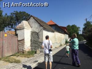 [P31] Bicfalau - o prima oprire si dupa cum vedeti drumul este proaspat asfaltat. Peter ofera explicatii in timp ce fiul lui isi continua drumul » foto by mishu
 - 
<span class="allrVoted glyphicon glyphicon-heart hidden" id="av1183854"></span>
<a class="m-l-10 hidden" id="sv1183854" onclick="voting_Foto_DelVot(,1183854,26518)" role="button">șterge vot <span class="glyphicon glyphicon-remove"></span></a>
<a id="v91183854" class=" c-red"  onclick="voting_Foto_SetVot(1183854)" role="button"><span class="glyphicon glyphicon-heart-empty"></span> <b>LIKE</b> = Votează poza</a> <img class="hidden"  id="f1183854W9" src="/imagini/loader.gif" border="0" /><span class="AjErrMes hidden" id="e1183854ErM"></span>