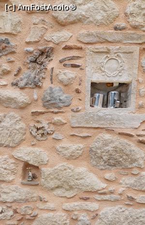 [P26] Mănăstirea Georgiou Gorgolaini = nișa cu cănile de apă și robinetul » foto by Carmen Ion
 - 
<span class="allrVoted glyphicon glyphicon-heart hidden" id="av1357763"></span>
<a class="m-l-10 hidden" id="sv1357763" onclick="voting_Foto_DelVot(,1357763,26715)" role="button">șterge vot <span class="glyphicon glyphicon-remove"></span></a>
<a id="v91357763" class=" c-red"  onclick="voting_Foto_SetVot(1357763)" role="button"><span class="glyphicon glyphicon-heart-empty"></span> <b>LIKE</b> = Votează poza</a> <img class="hidden"  id="f1357763W9" src="/imagini/loader.gif" border="0" /><span class="AjErrMes hidden" id="e1357763ErM"></span>