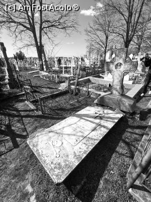 [P22] Cimitirul din Sulina » foto by pepsi70ro
 - 
<span class="allrVoted glyphicon glyphicon-heart hidden" id="av1218996"></span>
<a class="m-l-10 hidden" id="sv1218996" onclick="voting_Foto_DelVot(,1218996,26760)" role="button">șterge vot <span class="glyphicon glyphicon-remove"></span></a>
<a id="v91218996" class=" c-red"  onclick="voting_Foto_SetVot(1218996)" role="button"><span class="glyphicon glyphicon-heart-empty"></span> <b>LIKE</b> = Votează poza</a> <img class="hidden"  id="f1218996W9" src="/imagini/loader.gif" border="0" /><span class="AjErrMes hidden" id="e1218996ErM"></span>