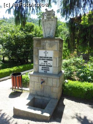 [P06] Mănăstirea Sihastru - Fântână construită în 1930. » foto by iulianic
 - 
<span class="allrVoted glyphicon glyphicon-heart hidden" id="av1232107"></span>
<a class="m-l-10 hidden" id="sv1232107" onclick="voting_Foto_DelVot(,1232107,26872)" role="button">șterge vot <span class="glyphicon glyphicon-remove"></span></a>
<a id="v91232107" class=" c-red"  onclick="voting_Foto_SetVot(1232107)" role="button"><span class="glyphicon glyphicon-heart-empty"></span> <b>LIKE</b> = Votează poza</a> <img class="hidden"  id="f1232107W9" src="/imagini/loader.gif" border="0" /><span class="AjErrMes hidden" id="e1232107ErM"></span>
