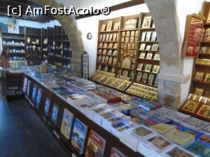 [P28] Mănăstirea Toplou - magazinul » foto by Carmen Ion
 - 
<span class="allrVoted glyphicon glyphicon-heart hidden" id="av1237966"></span>
<a class="m-l-10 hidden" id="sv1237966" onclick="voting_Foto_DelVot(,1237966,26923)" role="button">șterge vot <span class="glyphicon glyphicon-remove"></span></a>
<a id="v91237966" class=" c-red"  onclick="voting_Foto_SetVot(1237966)" role="button"><span class="glyphicon glyphicon-heart-empty"></span> <b>LIKE</b> = Votează poza</a> <img class="hidden"  id="f1237966W9" src="/imagini/loader.gif" border="0" /><span class="AjErrMes hidden" id="e1237966ErM"></span>