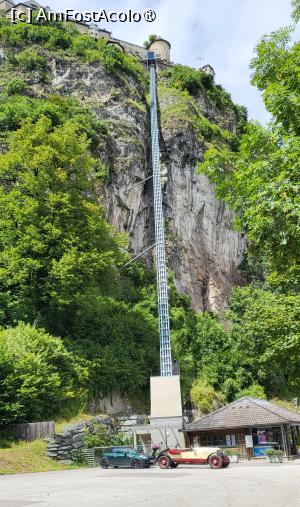 [P03] Am avut de ales intre a merge pe cararea serpuita pana la castel sau a urca prin intermediul funicularului inclinat modern. Profitand de vremea foarte placuta, nu am rezistat tentatiei de a merge pe poteca lunga de 620 de metri, trecand pe sub cele 14 porti, farmecul intregii drumetii.

In trecut, acestea au fost de fapt obstacole pentru intrusi, fiind echipate cu diferite mecanisme pentru aruncarea pietrelor, goluri prin care se turna smoala, apa clocotita sau ulei incins. » foto by geani anto
 - 
<span class="allrVoted glyphicon glyphicon-heart hidden" id="av1414074"></span>
<a class="m-l-10 hidden" id="sv1414074" onclick="voting_Foto_DelVot(,1414074,27004)" role="button">șterge vot <span class="glyphicon glyphicon-remove"></span></a>
<a id="v91414074" class=" c-red"  onclick="voting_Foto_SetVot(1414074)" role="button"><span class="glyphicon glyphicon-heart-empty"></span> <b>LIKE</b> = Votează poza</a> <img class="hidden"  id="f1414074W9" src="/imagini/loader.gif" border="0" /><span class="AjErrMes hidden" id="e1414074ErM"></span>