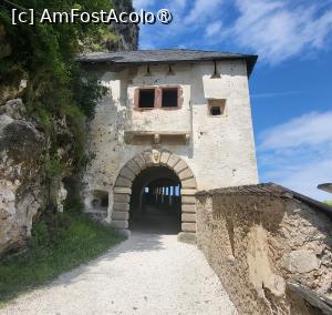 [P09] A doua poarta, Wächtertor (Gardianul) este construita in stanca abrupta aflata in partea stanga, iar in partea dreapta este prapastie. In caz de asediu, ferestrele erau inchise cu obloane placate de fier, iar blocuri de piatra puteau fi aruncate asupra atacatorilor. Acoperisul era acoperit cu un material care nu lua foc. » foto by geani anto
 - 
<span class="allrVoted glyphicon glyphicon-heart hidden" id="av1414080"></span>
<a class="m-l-10 hidden" id="sv1414080" onclick="voting_Foto_DelVot(,1414080,27004)" role="button">șterge vot <span class="glyphicon glyphicon-remove"></span></a>
<a id="v91414080" class=" c-red"  onclick="voting_Foto_SetVot(1414080)" role="button"><span class="glyphicon glyphicon-heart-empty"></span> <b>LIKE</b> = Votează poza</a> <img class="hidden"  id="f1414080W9" src="/imagini/loader.gif" border="0" /><span class="AjErrMes hidden" id="e1414080ErM"></span>