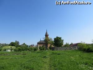 [P07] Imagine din interiorul Curții Domnești din Hârlău. Se observă ruinele, baia domnească în partea dreaptă și biserica „Sf. Gheorghe”.  » foto by tata123 🔱
 - 
<span class="allrVoted glyphicon glyphicon-heart hidden" id="av589752"></span>
<a class="m-l-10 hidden" id="sv589752" onclick="voting_Foto_DelVot(,589752,27103)" role="button">șterge vot <span class="glyphicon glyphicon-remove"></span></a>
<a id="v9589752" class=" c-red"  onclick="voting_Foto_SetVot(589752)" role="button"><span class="glyphicon glyphicon-heart-empty"></span> <b>LIKE</b> = Votează poza</a> <img class="hidden"  id="f589752W9" src="/imagini/loader.gif" border="0" /><span class="AjErrMes hidden" id="e589752ErM"></span>