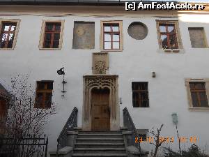 [P07] Piața Huet:Casa Parohială. Se observă portalul în stil gotic și stema de deasupra.  » foto by Rodel
 - 
<span class="allrVoted glyphicon glyphicon-heart hidden" id="av593744"></span>
<a class="m-l-10 hidden" id="sv593744" onclick="voting_Foto_DelVot(,593744,27170)" role="button">șterge vot <span class="glyphicon glyphicon-remove"></span></a>
<a id="v9593744" class=" c-red"  onclick="voting_Foto_SetVot(593744)" role="button"><span class="glyphicon glyphicon-heart-empty"></span> <b>LIKE</b> = Votează poza</a> <img class="hidden"  id="f593744W9" src="/imagini/loader.gif" border="0" /><span class="AjErrMes hidden" id="e593744ErM"></span>