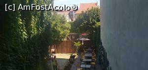 [P31] O terasă pe strada meșteșugarilor. Aici am băut o bere când am ieșit de la atelierul de olăruit. Foarte alambicat așezată, nu o vezi din stradă. » foto by Aurici
 - 
<span class="allrVoted glyphicon glyphicon-heart hidden" id="av1278285"></span>
<a class="m-l-10 hidden" id="sv1278285" onclick="voting_Foto_DelVot(,1278285,27308)" role="button">șterge vot <span class="glyphicon glyphicon-remove"></span></a>
<a id="v91278285" class=" c-red"  onclick="voting_Foto_SetVot(1278285)" role="button"><span class="glyphicon glyphicon-heart-empty"></span> <b>LIKE</b> = Votează poza</a> <img class="hidden"  id="f1278285W9" src="/imagini/loader.gif" border="0" /><span class="AjErrMes hidden" id="e1278285ErM"></span>