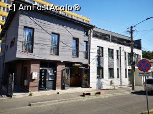 [P03] În prim plan, cafeneaua Kafea; clădirea albă este Covaciu Aparthotel, în capăt se observă gangul prin care se intră în parcare » foto by crismis
 - 
<span class="allrVoted glyphicon glyphicon-heart hidden" id="av1329831"></span>
<a class="m-l-10 hidden" id="sv1329831" onclick="voting_Foto_DelVot(,1329831,27735)" role="button">șterge vot <span class="glyphicon glyphicon-remove"></span></a>
<a id="v91329831" class=" c-red"  onclick="voting_Foto_SetVot(1329831)" role="button"><span class="glyphicon glyphicon-heart-empty"></span> <b>LIKE</b> = Votează poza</a> <img class="hidden"  id="f1329831W9" src="/imagini/loader.gif" border="0" /><span class="AjErrMes hidden" id="e1329831ErM"></span>