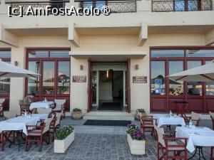 [P13] Intrarea la hotel de pe promenada Akti Enoesos. În față sunt mesele unde se poate servi micul dejun, masa de prânz și cina. » foto by ovidiuyepi
 - 
<span class="allrVoted glyphicon glyphicon-heart hidden" id="av1407711"></span>
<a class="m-l-10 hidden" id="sv1407711" onclick="voting_Foto_DelVot(,1407711,28093)" role="button">șterge vot <span class="glyphicon glyphicon-remove"></span></a>
<a id="v91407711" class=" c-red"  onclick="voting_Foto_SetVot(1407711)" role="button"><span class="glyphicon glyphicon-heart-empty"></span> <b>LIKE</b> = Votează poza</a> <img class="hidden"  id="f1407711W9" src="/imagini/loader.gif" border="0" /><span class="AjErrMes hidden" id="e1407711ErM"></span>