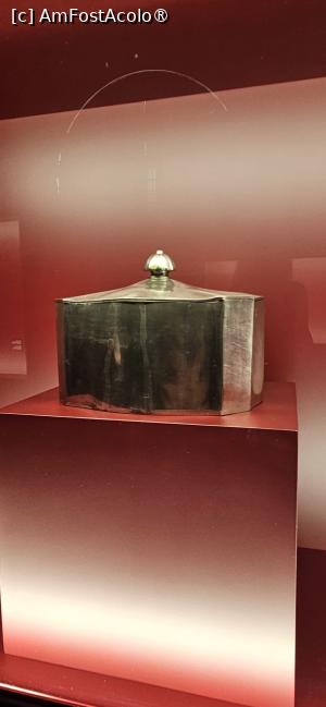 [P03] Din expozitia obiectelor ce au aparținut Reginei Maria  - cutia de argint in care a fost depusă inima reginei » foto by kmy
 - 
<span class="allrVoted glyphicon glyphicon-heart hidden" id="av1522877"></span>
<a class="m-l-10 hidden" id="sv1522877" onclick="voting_Foto_DelVot(,1522877,29149)" role="button">șterge vot <span class="glyphicon glyphicon-remove"></span></a>
<a id="v91522877" class=" c-red"  onclick="voting_Foto_SetVot(1522877)" role="button"><span class="glyphicon glyphicon-heart-empty"></span> <b>LIKE</b> = Votează poza</a> <img class="hidden"  id="f1522877W9" src="/imagini/loader.gif" border="0" /><span class="AjErrMes hidden" id="e1522877ErM"></span>