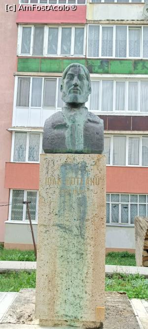 [P19] Bustul avocatului Ion Buteanu. » foto by tata123 🔱
 - 
<span class="allrVoted glyphicon glyphicon-heart hidden" id="av1505401"></span>
<a class="m-l-10 hidden" id="sv1505401" onclick="voting_Foto_DelVot(,1505401,29173)" role="button">șterge vot <span class="glyphicon glyphicon-remove"></span></a>
<a id="v91505401" class=" c-red"  onclick="voting_Foto_SetVot(1505401)" role="button"><span class="glyphicon glyphicon-heart-empty"></span> <b>LIKE</b> = Votează poza</a> <img class="hidden"  id="f1505401W9" src="/imagini/loader.gif" border="0" /><span class="AjErrMes hidden" id="e1505401ErM"></span>