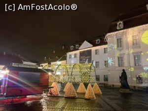 [P16] Intrarea secundară-în fundal muzeul și statuia lui Brukenthal » foto by AZE
 - 
<span class="allrVoted glyphicon glyphicon-heart hidden" id="av1341701"></span>
<a class="m-l-10 hidden" id="sv1341701" onclick="voting_Foto_DelVot(,1341701,29199)" role="button">șterge vot <span class="glyphicon glyphicon-remove"></span></a>
<a id="v91341701" class=" c-red"  onclick="voting_Foto_SetVot(1341701)" role="button"><span class="glyphicon glyphicon-heart-empty"></span> <b>LIKE</b> = Votează poza</a> <img class="hidden"  id="f1341701W9" src="/imagini/loader.gif" border="0" /><span class="AjErrMes hidden" id="e1341701ErM"></span>