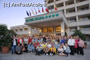 [P05] Noi in fata hotelului, se vede ce frumos era afara daca se sta pe jos » foto by mishu
 - 
<span class="allrVoted glyphicon glyphicon-heart hidden" id="av1521730"></span>
<a class="m-l-10 hidden" id="sv1521730" onclick="voting_Foto_DelVot(,1521730,29208)" role="button">șterge vot <span class="glyphicon glyphicon-remove"></span></a>
<a id="v91521730" class=" c-red"  onclick="voting_Foto_SetVot(1521730)" role="button"><span class="glyphicon glyphicon-heart-empty"></span> <b>LIKE</b> = Votează poza</a> <img class="hidden"  id="f1521730W9" src="/imagini/loader.gif" border="0" /><span class="AjErrMes hidden" id="e1521730ErM"></span>