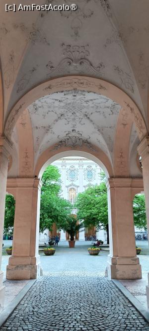 [P26] Spre curtea interioară a Palatului Mirabell. » foto by tata123 🔱
 - 
<span class="allrVoted glyphicon glyphicon-heart hidden" id="av1518878"></span>
<a class="m-l-10 hidden" id="sv1518878" onclick="voting_Foto_DelVot(,1518878,29235)" role="button">șterge vot <span class="glyphicon glyphicon-remove"></span></a>
<a id="v91518878" class=" c-red"  onclick="voting_Foto_SetVot(1518878)" role="button"><span class="glyphicon glyphicon-heart-empty"></span> <b>LIKE</b> = Votează poza</a> <img class="hidden"  id="f1518878W9" src="/imagini/loader.gif" border="0" /><span class="AjErrMes hidden" id="e1518878ErM"></span>