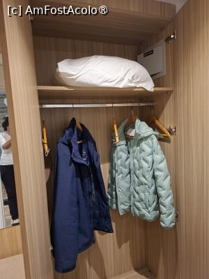 [P16] Cairo, Novotel Cairo Airport Hotel, Camera 222, Holul de la intrare, Dulapul cu o pernă de rezervă » foto by mprofeanu
 - 
<span class="allrVoted glyphicon glyphicon-heart hidden" id="av1522003"></span>
<a class="m-l-10 hidden" id="sv1522003" onclick="voting_Foto_DelVot(,1522003,29286)" role="button">șterge vot <span class="glyphicon glyphicon-remove"></span></a>
<a id="v91522003" class=" c-red"  onclick="voting_Foto_SetVot(1522003)" role="button"><span class="glyphicon glyphicon-heart-empty"></span> <b>LIKE</b> = Votează poza</a> <img class="hidden"  id="f1522003W9" src="/imagini/loader.gif" border="0" /><span class="AjErrMes hidden" id="e1522003ErM"></span>