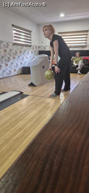 [P06] o artista la bowling » foto by Mijey
 - 
<span class="allrVoted glyphicon glyphicon-heart hidden" id="av1525111"></span>
<a class="m-l-10 hidden" id="sv1525111" onclick="voting_Foto_DelVot(,1525111,29299)" role="button">șterge vot <span class="glyphicon glyphicon-remove"></span></a>
<a id="v91525111" class=" c-red"  onclick="voting_Foto_SetVot(1525111)" role="button"><span class="glyphicon glyphicon-heart-empty"></span> <b>LIKE</b> = Votează poza</a> <img class="hidden"  id="f1525111W9" src="/imagini/loader.gif" border="0" /><span class="AjErrMes hidden" id="e1525111ErM"></span>