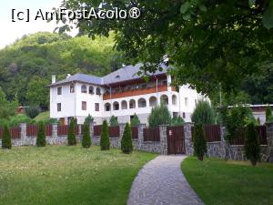 [P31] Mănăstirea Polovragi, Gorj. Casa de oaspeți. » foto by Floria
 - 
<span class="allrVoted glyphicon glyphicon-heart hidden" id="av1526297"></span>
<a class="m-l-10 hidden" id="sv1526297" onclick="voting_Foto_DelVot(,1526297,29308)" role="button">șterge vot <span class="glyphicon glyphicon-remove"></span></a>
<a id="v91526297" class=" c-red"  onclick="voting_Foto_SetVot(1526297)" role="button"><span class="glyphicon glyphicon-heart-empty"></span> <b>LIKE</b> = Votează poza</a> <img class="hidden"  id="f1526297W9" src="/imagini/loader.gif" border="0" /><span class="AjErrMes hidden" id="e1526297ErM"></span>