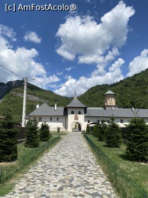 [P08] Mănăstirea Polovragi, Gorj. » foto by Floria
 - 
<span class="allrVoted glyphicon glyphicon-heart hidden" id="av1526274"></span>
<a class="m-l-10 hidden" id="sv1526274" onclick="voting_Foto_DelVot(,1526274,29308)" role="button">șterge vot <span class="glyphicon glyphicon-remove"></span></a>
<a id="v91526274" class=" c-red"  onclick="voting_Foto_SetVot(1526274)" role="button"><span class="glyphicon glyphicon-heart-empty"></span> <b>LIKE</b> = Votează poza</a> <img class="hidden"  id="f1526274W9" src="/imagini/loader.gif" border="0" /><span class="AjErrMes hidden" id="e1526274ErM"></span>