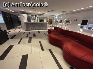[P03] Liftul care ne duce la etajul 2 și restaurantul Amarnto se află după colț la dreapta după fotoliul roșu » foto by AZE
 - 
<span class="allrVoted glyphicon glyphicon-heart hidden" id="av1528418"></span>
<a class="m-l-10 hidden" id="sv1528418" onclick="voting_Foto_DelVot(,1528418,29326)" role="button">șterge vot <span class="glyphicon glyphicon-remove"></span></a>
<a id="v91528418" class=" c-red"  onclick="voting_Foto_SetVot(1528418)" role="button"><span class="glyphicon glyphicon-heart-empty"></span> <b>LIKE</b> = Votează poza</a> <img class="hidden"  id="f1528418W9" src="/imagini/loader.gif" border="0" /><span class="AjErrMes hidden" id="e1528418ErM"></span>