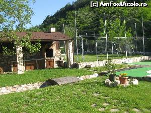 [P02 <small>[FOTO OFICIALĂ, DE PREZENTARE:] </small>] terenul de sport si locul ptr facut gratar